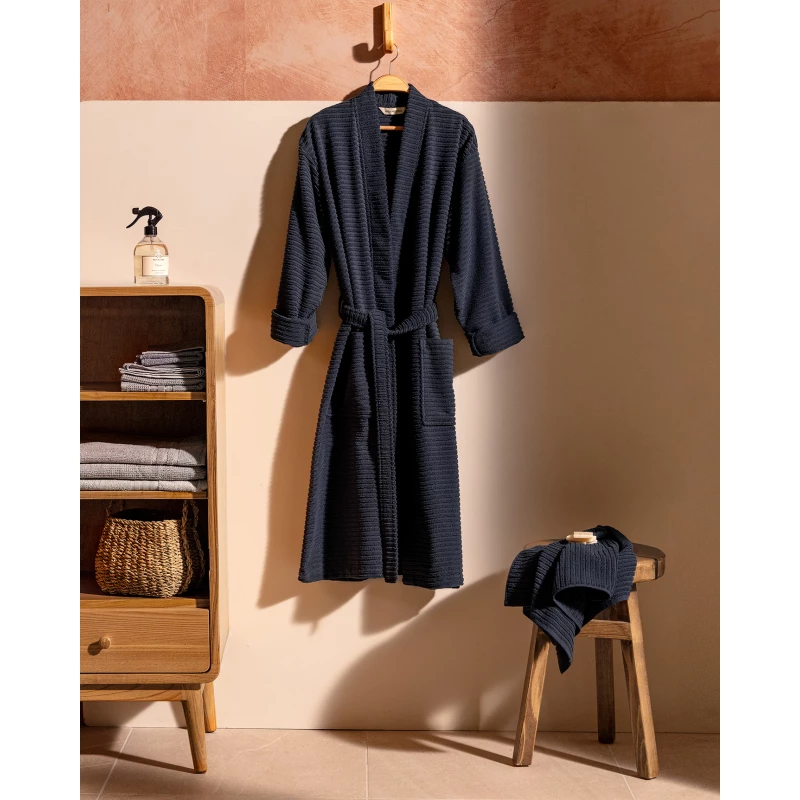 طقم روب حمام كارلا كيمونو للجنسين كحلي، قطن 100٪، مقاس L-XL، يشمل منشفة 50×90 سم، ناعم ويمتص الماء، وزن 360/400 جم/م²، صناعة تركية من مدام كوكو - مدام كوكو