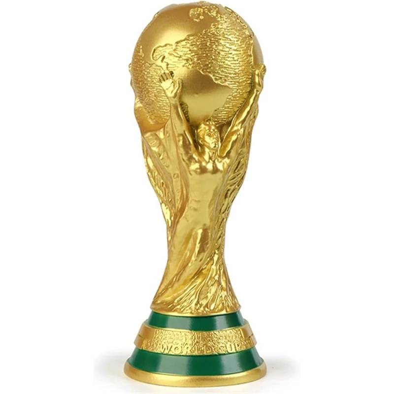 كأس العالم الذهبية 36 سمنسخة طبق الأصل، معدن مطلي بالذهب مع قاعدة خضراء  تصميم كرة أرضية مدعومة من شخصين مرفوعي اليدين نقش "كأس العالم" على القاعدة مثالية للعرض والزينة