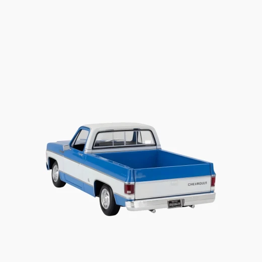 مايستو سيارة شيفروليه سي 10 شايان سوبر بيك أب 1974 مجسمة من المعدن، إصدار خاص بمقياس 1:18، باللونين الأزرق والأبيض، بتصميم أصلي وتفاصيل دقيقة، موديل 31467 B/W - مايستو - Image 2