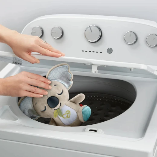 Fisher-Price On the Go Koala Soother – يوفر ما يصل إلى 20 دقيقة من الموسيقى الهادئة أو الضوضاء البيضاء أو الأصوات الصامتة لتهدئة الأطفال حديثي الولادة – موديل JBD65 - فيشر برايس - Image 2