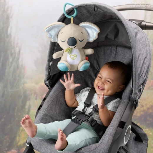 Fisher-Price On the Go Koala Soother – يوفر ما يصل إلى 20 دقيقة من الموسيقى الهادئة أو الضوضاء البيضاء أو الأصوات الصامتة لتهدئة الأطفال حديثي الولادة – موديل JBD65 - فيشر برايس - Image 4