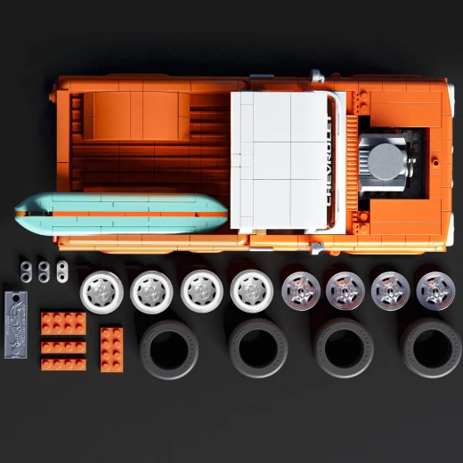 Mattel Brick Shop Hot Wheels Custom '62 Chevy Pickup – Decal sheet, metal wheel covers, signature plate, 1:64 scale metal car – Ages 10+ Years – Model JFT20 - Mattel - Image 2