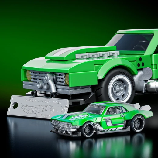 Mattel Brick Shop Hot Wheels Custom '68 Camaro – Includes a custom decal sheet and 2 sets of wheel covers to personalize your build – Model JFT16 - Mattel - Image 5