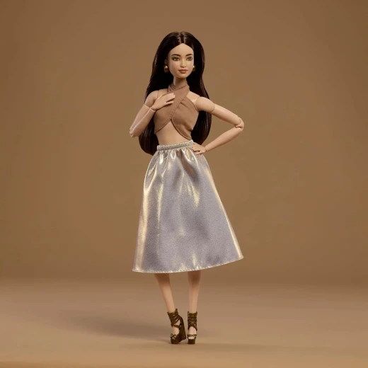 دمية باربي بيسيكس كوليكتور - موديل 06، سمراء - تتضمن حامل دمية للعرض - للأعمار من 6 سنوات فما فوق - موديل JJX25 - ماتيل - Image 4