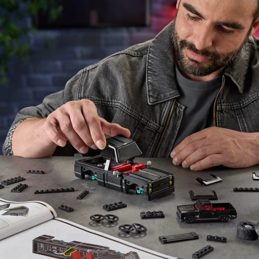 Mattel Brick Shop Hot Wheels '83 Chevy Silverado – Transform Your Build – Die-Cast Collectible Model Car – Ages 10+ Years – Model JKG42 - Mattel - Image 4