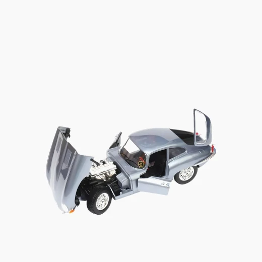 Bburago Jaguar "E" Coupe (1961) Die-Cast Model Car – 1:18 Scale – Features opening doors and hood – Model 18-12044 - Bburago - Image 8