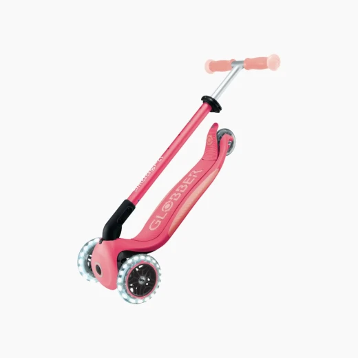 سكوتر Globber Elite Glow Lights Kick Scooter - سطح مضاء بمصابيح LED يضيء كل رحلة، مما يضمن الرؤية ويضيف الإثارة - موديل 839-100 - جلوبر - Image 14