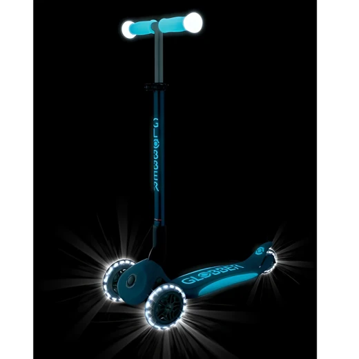 سكوتر Globber Elite Glow Lights Kick Scooter - سطح مضاء بمصابيح LED يضيء كل رحلة، مما يضمن الرؤية ويضيف الإثارة - موديل 839-100 - جلوبر - Image 6