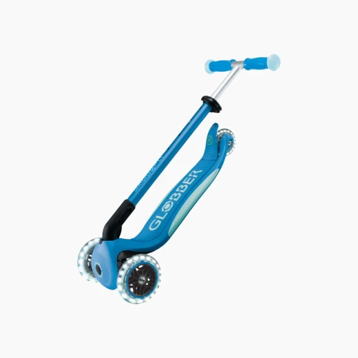 سكوتر Globber Elite Glow Lights Kick Scooter - سطح مضاء بمصابيح LED يضيء كل رحلة، مما يضمن الرؤية ويضيف الإثارة - موديل 839-110 - جلوبر - Image 7