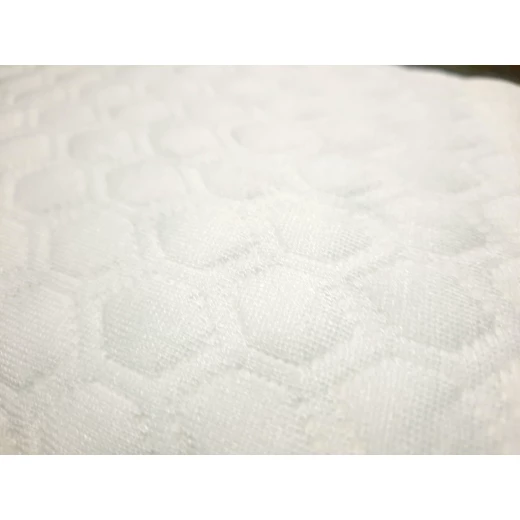 وسادة أطفال فيسكو Ergo Foam مزودة بقنوات هوائية للتهوية، تصميم مريح يدعم الرأس والرقبة بشكل مثالي، تساعد على توزيع الضغط وتحسين تدفق الهواء، مقاس 38.5 × 24.5 سم - Image 3