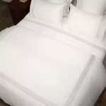 نوفا هوم Lounge طقم وجه لحاف - قطن 100% ، 400 خيط لكل انش مربع - مجوز & مجوز كبير - 7 قطع - أبيض و فضي - نوفا هوم