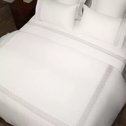 نوفا هوم Lounge طقم وجه لحاف - قطن 100% ، 400 خيط لكل انش مربع - مجوز & مجوز كبير - 7 قطع - أبيض و فضي نوفا هوم Lounge طقم وجه لحاف - قطن 100% ، 400 خيط لكل انش مربع - مجوز & مجوز كبير - 7 قطع - أبيض و فضي