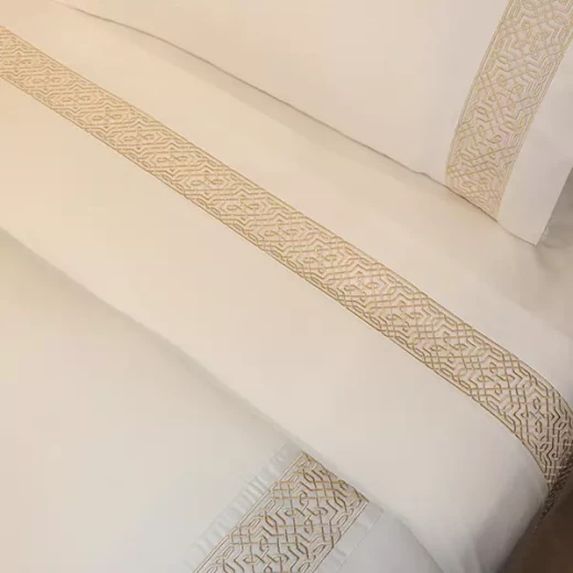 نوفا هوم Lounge طقم وجه لحاف - قطن 100% ، 400 خيط لكل انش مربع - مجوز & مجوز كبير - 7 قطع - أبيض و ذهبي - نوفا هوم - Image 2