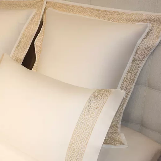 نوفا هوم Lounge طقم وجه لحاف - قطن 100% ، 400 خيط لكل انش مربع - مجوز & مجوز كبير - 7 قطع - أبيض و ذهبي - نوفا هوم - Image 17