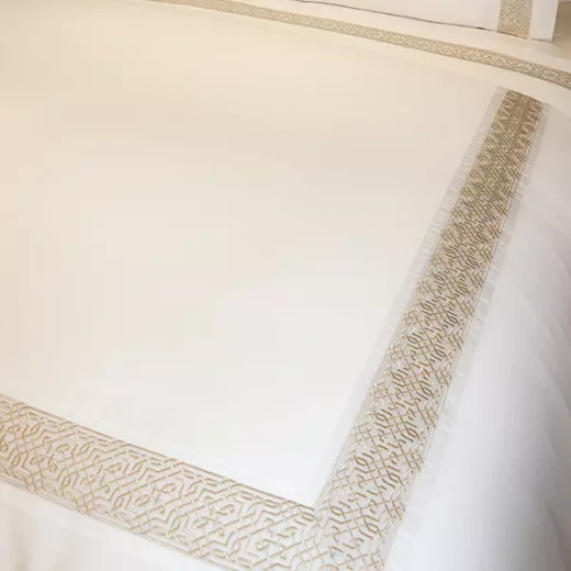 نوفا هوم Lounge طقم وجه لحاف - قطن 100% ، 400 خيط لكل انش مربع - مجوز & مجوز كبير - 7 قطع - أبيض و ذهبي - نوفا هوم - Image 5