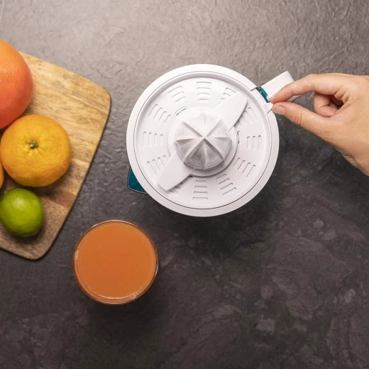 Cecotec EssentialVita Adjust White – Electric Citrus Juicer, 40W Dual Interchangeable Cones | 1L BPA-free Container with Measurement Marks | Pulp Filter | Anti-Drip Spout & Dust-Proof Cover - Cecotec - Image 2