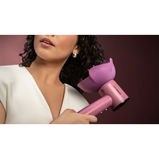 سيكوتك مجفف شعر 3 في   1، قدرة 1600 واط، محرك رقمي بدون فحمات بسرعة 110000 دورة/دقيقة، تقنية الأيونات، 3 ملحقات (مكثف، موزع، أداة رفع الجذور)، 4 مستويات حرارة وسرعتان، تصميم خفيف وصامت، أداء سريع ولمعان بدون تجعد - سيكوتك - Image 2