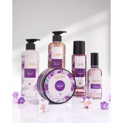 ASKIM Moon Body Care Set 5 Pieces, Includes Body Mist, Hair Mist, Body Lotion, Shower Gel and Body Butter, Elegant Fragrance with Blackcurrant, Pear, Jasmine, Vanilla and Praline Notes, Ideal for Daily Care or Gifting ASKIM Moon Body Care Set 5 Pieces, Includes Body Mist, Hair Mist, Body Lotion, Shower Gel and Body Butter, Elegant Fragrance with Blackcurrant, Pear, Jasmine, Vanilla and Praline Notes, Ideal for Daily Care or Gifting