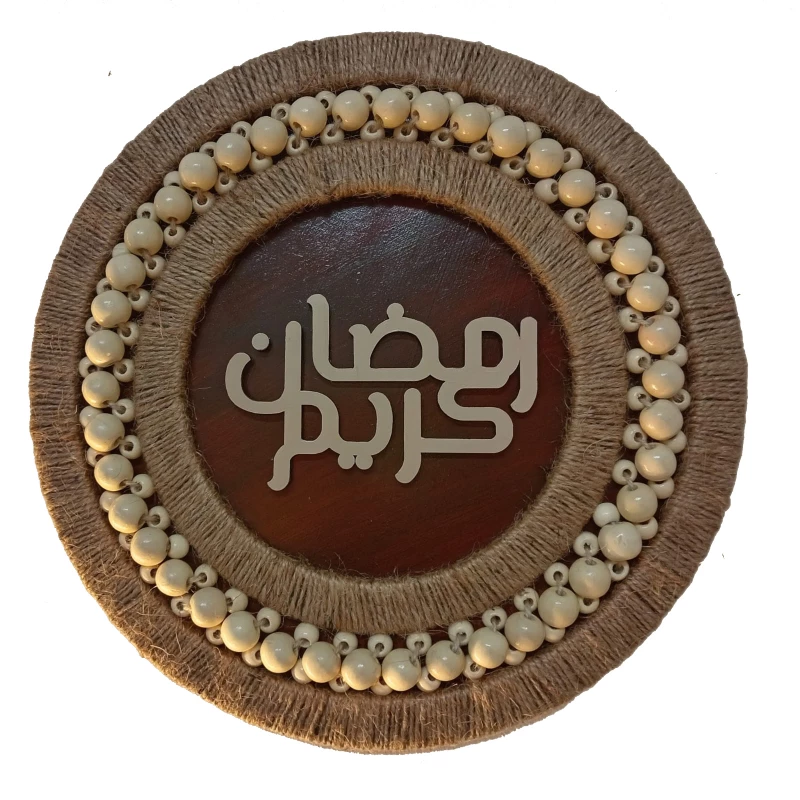 تعليقة خشبية .لونها بني .قطر 30 سم .سماكة 5 مل