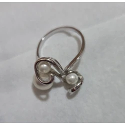 A charming and elegant white gold-plated ring adorned with white pearls, featuring a modern design suitable for parties and work, giving your look a touch of luxury and sophistication