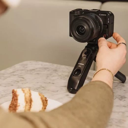 كاميرا Canon EOS R50 V مع عدسة RF-S 14-30 مم PZ، كاميرا ميرورلس مدمجة مخصصة لصناع المحتوى، تقدم تصوير عالي الجودة، فيديو وصور واضحة، عدسة واسعة بزوم، تركيز سريع، وتصميم خفيف مناسب للفلوغ والسوشيال ميديا - كانون - Image 3