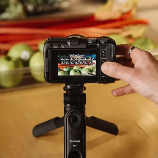 كاميرا Canon EOS R50 V مع عدسة RF-S 14-30 مم PZ، كاميرا ميرورلس مدمجة مخصصة لصناع المحتوى، تقدم تصوير عالي الجودة، فيديو وصور واضحة، عدسة واسعة بزوم، تركيز سريع، وتصميم خفيف مناسب للفلوغ والسوشيال ميديا - كانون - Image 2