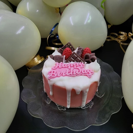 كعكة عيد ميلاد مصنوعة من الشمع من سكين آند بيوند - سكن آند بيوند - Image 3