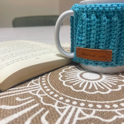 كوب مع غطاء كروشيه يدوي, يشمل الكوب, مصنوع من خيوط قطن وأكريليك, قابل لإعادة الاستخدام وسهل الغسل يدويًا - Image 3