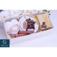 A gift box of luxurious coffee-scented soap, carefully crafted to provide a warm and refreshing fragrance experience for the skin, ideal as a special gift for coffee lovers and adding an elegant touch to any special occasion or everyday use