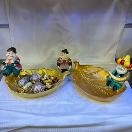صحن ضيافة شخصية فانانيس ديكور رمضان كريم من مادة البولي ريزن رجل سمين مضيفة شكل ورقة (20 × 15 سم) - فنانيس - Image 2