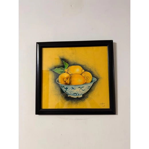 لوحة فنية يدوية لليمون 31×33 سم مرسومة بألوان الباستيل الزيتية على لوح كانسون مع إطار زجاجي وحواف خشبية" لوحة فنية يدوية لليمون 31×33 سم مرسومة بألوان الباستيل الزيتية على لوح كانسون مع إطار زجاجي وحواف خشبية"
