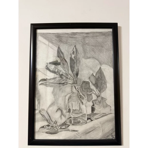 لوحة فنية رصاصية مرسومة يدويًا 50×37 سم بإطار زجاجي وأطراف خشبية لوحة فنية رصاصية مرسومة يدويًا 50×37 سم بإطار زجاجي وأطراف خشبية