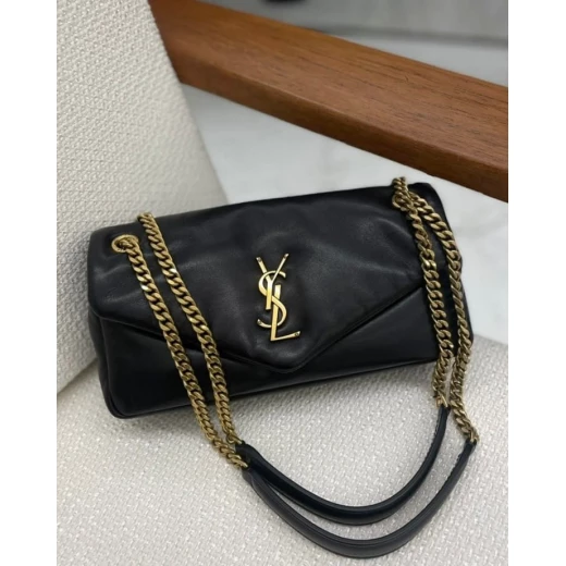 حقيبة يد نسائية كوبي ون مستوحاة من تصميم YSL، مصنوعة بجودة عالية وتفاصيل دقيقة تمنح مظهرًا أنيقًا وفاخرًا، تأتي مع جميع الإكسسوارات المرافقة، مناسبة للاستخدام اليومي والمناسبات الخاصة بإطلالة عصرية راقية - اي اس ارت - Image 4