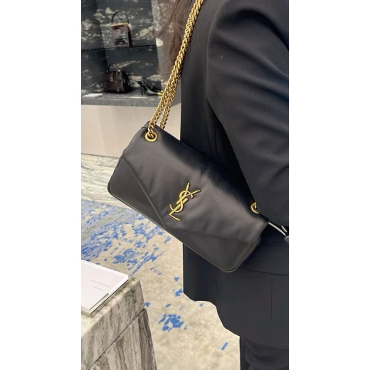 حقيبة يد نسائية كوبي ون مستوحاة من تصميم YSL، مصنوعة بجودة عالية وتفاصيل دقيقة تمنح مظهرًا أنيقًا وفاخرًا، تأتي مع جميع الإكسسوارات المرافقة، مناسبة للاستخدام اليومي والمناسبات الخاصة بإطلالة عصرية راقية - اي اس ارت - Image 6