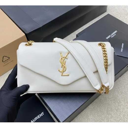 حقيبة يد نسائية كوبي ون مستوحاة من تصميم YSL، مصنوعة بجودة عالية وتفاصيل دقيقة تمنح مظهرًا أنيقًا وفاخرًا، تأتي مع جميع الإكسسوارات المرافقة، مناسبة للاستخدام اليومي والمناسبات الخاصة بإطلالة عصرية راقية - اي اس ارت - Image 2