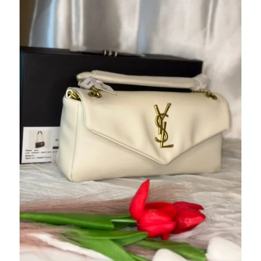حقيبة يد نسائية كوبي ون مستوحاة من تصميم YSL، مصنوعة بجودة عالية وتفاصيل دقيقة تمنح مظهرًا أنيقًا وفاخرًا، تأتي مع جميع الإكسسوارات المرافقة، مناسبة للاستخدام اليومي والمناسبات الخاصة بإطلالة عصرية راقية - اي اس ارت - Image 3