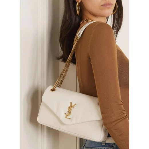 حقيبة يد نسائية كوبي ون مستوحاة من تصميم YSL، مصنوعة بجودة عالية وتفاصيل دقيقة تمنح مظهرًا أنيقًا وفاخرًا، تأتي مع جميع الإكسسوارات المرافقة، مناسبة للاستخدام اليومي والمناسبات الخاصة بإطلالة عصرية راقية - اي اس ارت - Image 4