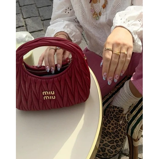 ة يد نسائية فاخرة من الجلد المجعد بتصميم عصري راقٍ - ماستر كوبي مختوم - اي اس ارت - Image 2