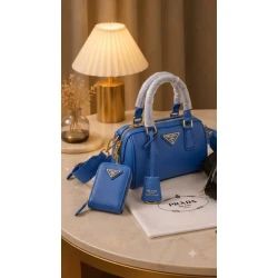 Luxury women's handbag in royal blue with a small wallet - Master
