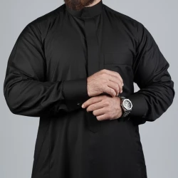 ثوب أسود سادة رجالي، مقاس (سمول-56) بتصميم كلاسيكي أنيق وخياطة فاخرة من مدراز