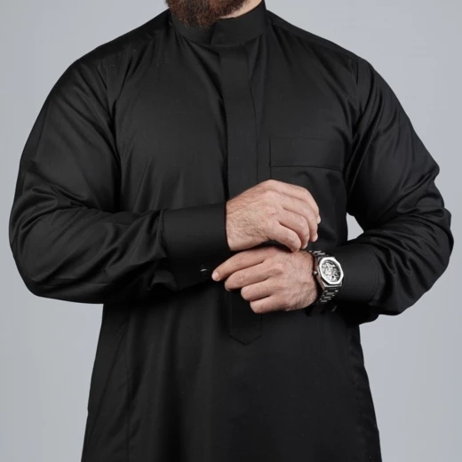 ثوب أسود سادة رجالي، مقاس (سمول-56) بتصميم كلاسيكي أنيق وخياطة فاخرة من مدراز ثوب أسود سادة رجالي، مقاس (سمول-56) بتصميم كلاسيكي أنيق وخياطة فاخرة من مدراز