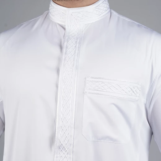 ثوب أبيض مطرّز رجالي مقاس (ميديوم-56) بتفاصيل فاخرة وخياطة راقية من مدراز - مدراز - Image 2