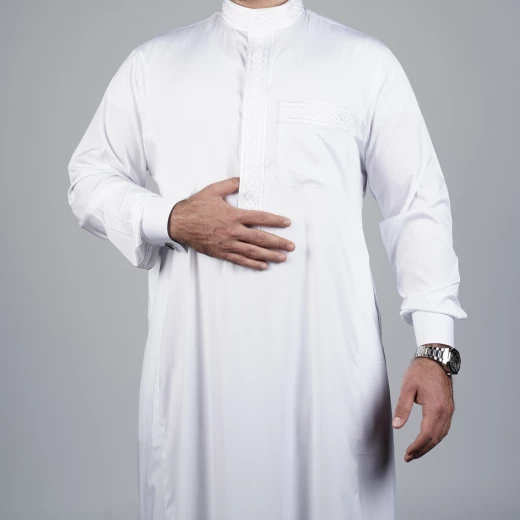 ثوب أبيض مطرّز رجالي مقاس (لارج-56) بتفاصيل فاخرة وخياطة راقية من مدراز ثوب أبيض مطرّز رجالي مقاس (لارج-56) بتفاصيل فاخرة وخياطة راقية من مدراز