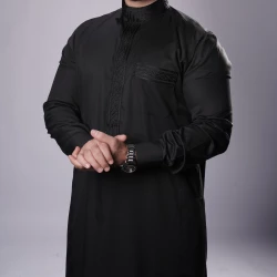 ثوب أسود مطرّز رجالي مقاس (لارج-56) بتفاصيل فاخرة وخياطة راقية من مدراز