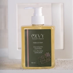 صابون سائل أولفي بزيت الزيتون والعود 500 مل – بزيت زيتون بكر ممتاز، ينظف البشرة بلطف ويمنحها ترطيباً عميقاً، رائحة خشبية فاخرة تدوم طويلاً، مناسب لجميع أنواع البشرة للاستخدام اليومي